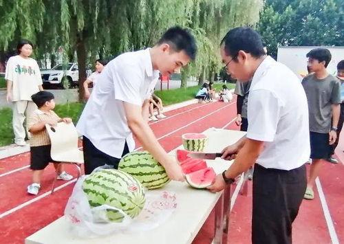 学校举行吃瓜比赛,瓜王争霸，欢乐吃瓜大赛精彩上演