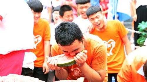 学校举行吃瓜比赛,瓜王争霸，欢乐吃瓜大赛精彩上演