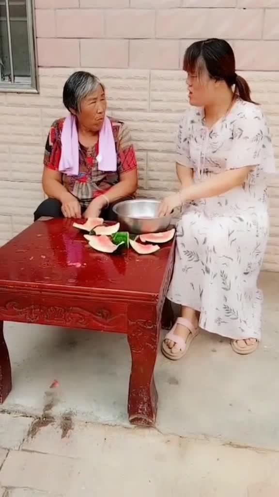 老婆吃瓜儿子吃瓜皮,老婆吃瓜，儿子吃瓜皮，一家三口的欢乐时光