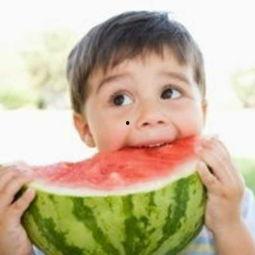 小孩绿地吃瓜头像,绿地小童吃瓜萌态瞬间